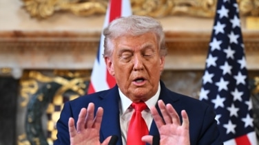 Trump amenaza con “quitarles el permiso” a los canales que le critican: "Son un brazo del Partido Demócrata"