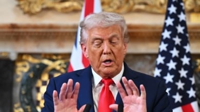 Trump amenaza con “quitarles el permiso” a los canales que le critican: "Son un brazo del Partido Demócrata"