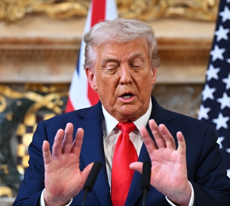 Trump amenaza con “quitarles el permiso” a los canales que le critican: "Son un brazo del Partido Demócrata"