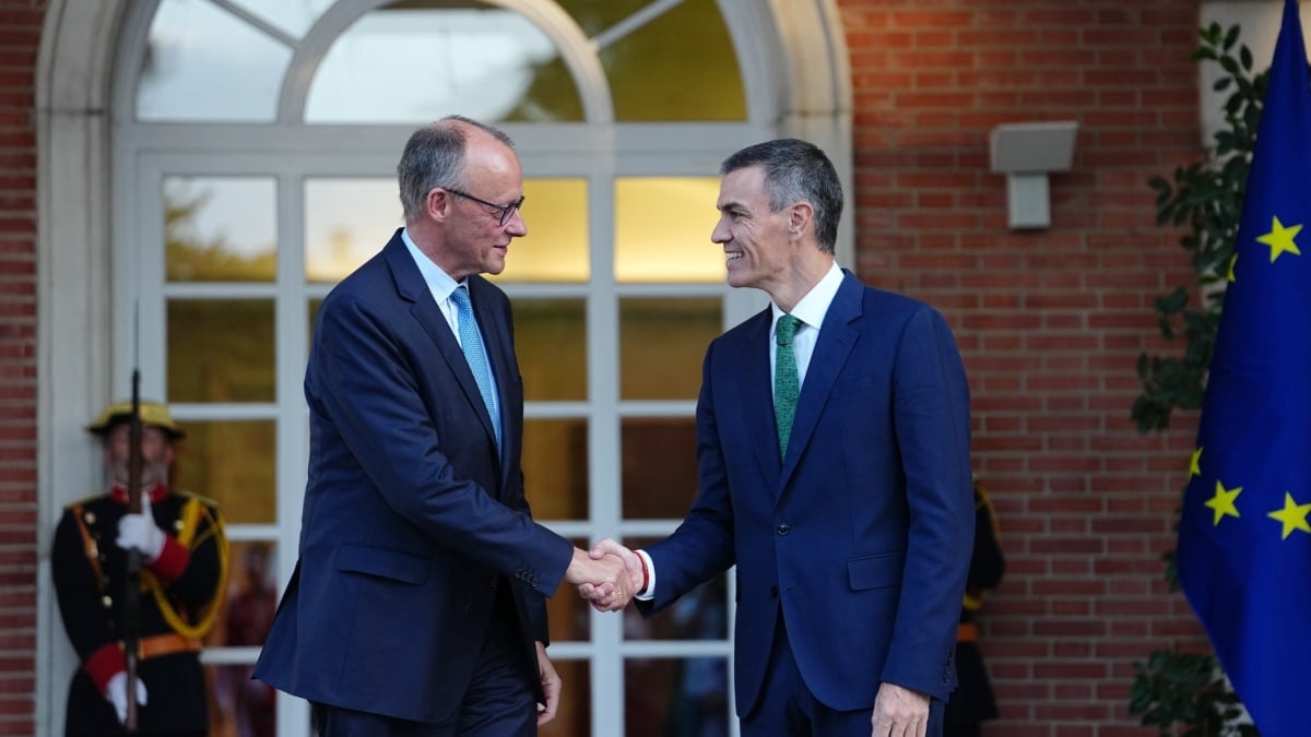 18 September 2025, Spain, Madrid: Spain's Prime Minister Pedro Sanchez (R) shakes hands with German Chancellor Friedrich Merz (L) ahead of talks expected to focus on support for Ukraine and Middle East policy. Photo: Kay Nietfeld/dpa 18/9/2025 ONLY FOR USE IN SPAIN