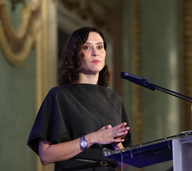 Ayuso augura que Sánchez "amnistiará" a su esposa y hermano si son condenados
