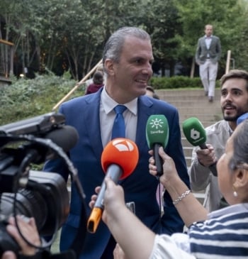 Ortega Smith rompe la disciplina de Abascal y arropa en solitario a [...]
