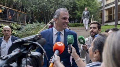 Ortega Smith rompe la disciplina de Abascal y arropa en solitario a Espinosa de los Monteros: "Vengo a abrazar a un amigo"