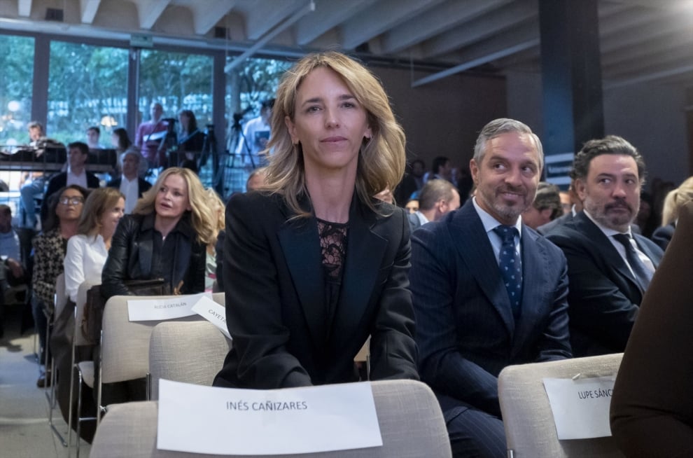 Los diputados del PP Cayetana Álvarez de Toledo, Juan Bravo y Guillermo Mariscal (d), asisten a la presentación de la fundación Atenea, de Espinosa de los Monteros