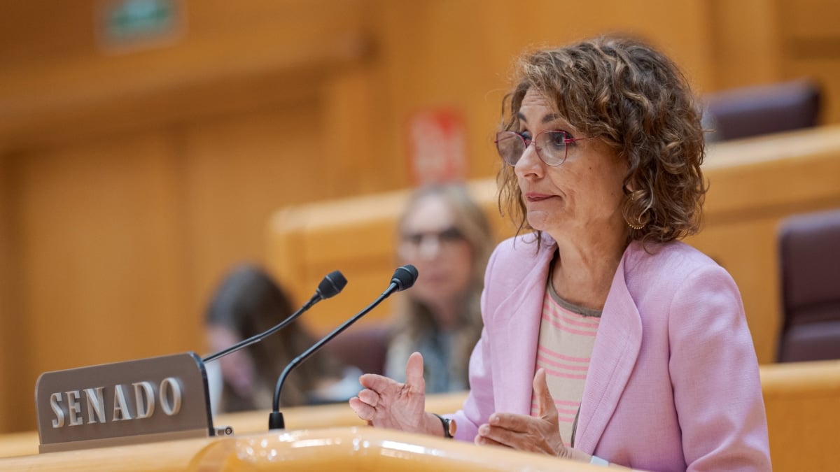 La vicepresidenta primera y ministra de Hacienda, María Jesús Montero, durante una sesión de control al Gobierno, en el Senado, a 30 de septiembre de 2025, en Madrid (España). El Gobierno se enfrenta una semana más a las preguntas de la oposición en la sesión de control del Senado. Entre las preguntas de la oposición están las medidas financieras para comunidades autónomas fuera del régimen común, la regulación de símbolos y elementos contrarios a la memoria democrática o la funcionalidad de las oficinas anticorrupción. Diego Radamés / Europa Press 30 SEPTIEMBRE 2025;PLENO;SENADO;MINISTROS;SESIÓN DE CONTROL;GOBIERNO; 30/9/2025