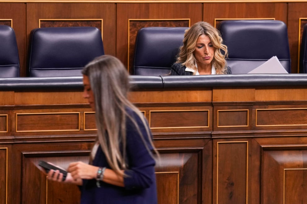 La vicepresidenta tercera y ministra de Trabajo, Yolanda Díaz, y la portavoz de Junts Míriam Nogueras, durante el pleno del Congreso de los Diputados celebrado este miércoles en Madrid