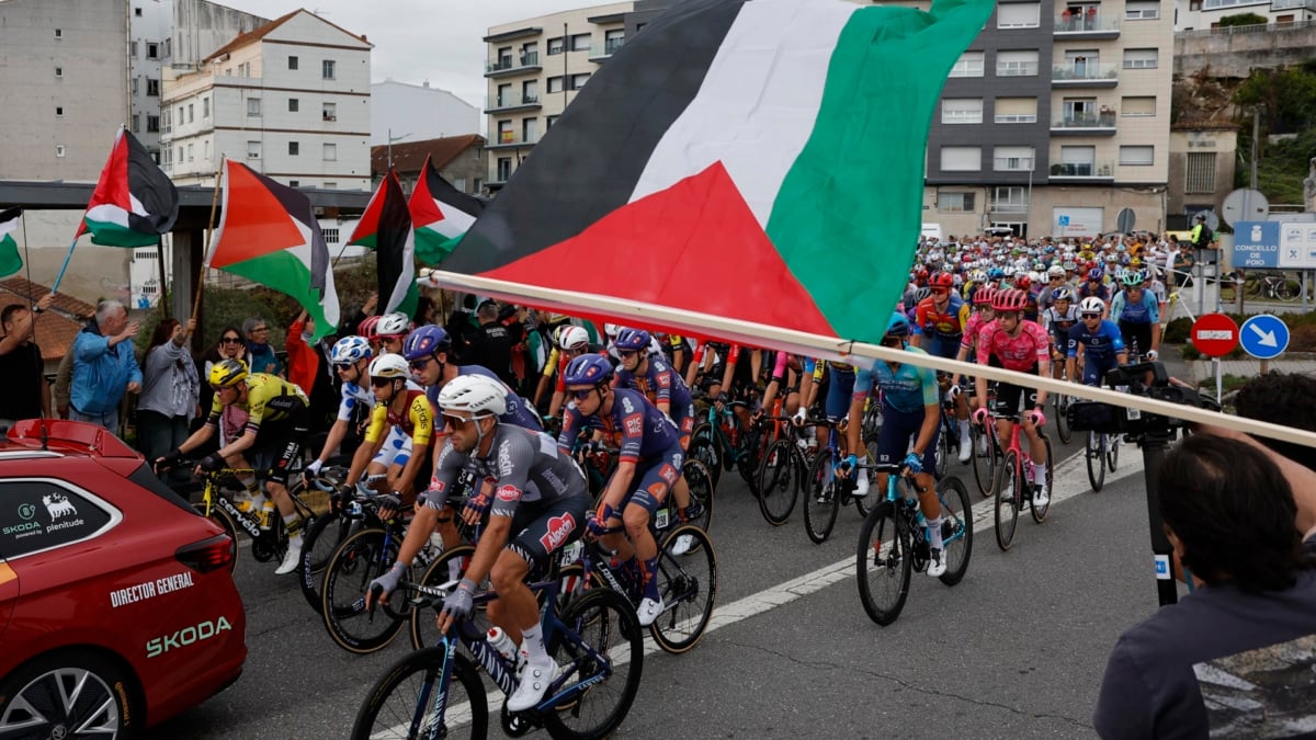 Nuevo boicot a la etapa de la Vuelta: decenas de manifestantes propalestinos cortan la carretera