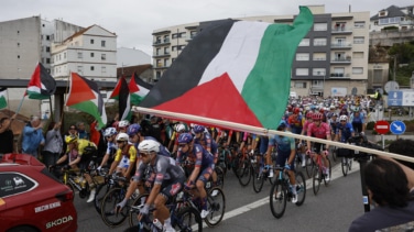 Nuevo boicot a la etapa de la Vuelta: decenas de manifestantes propalestinos cortan la carretera