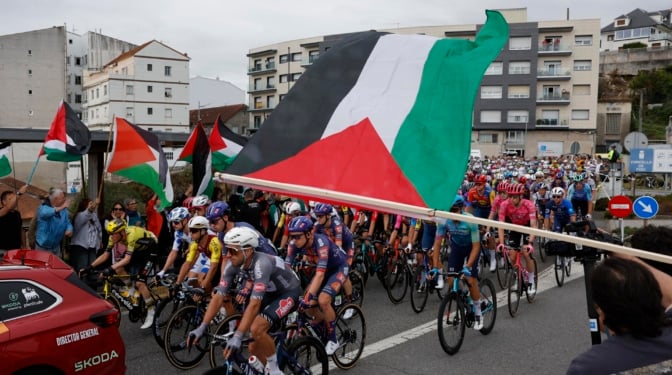 Nuevo boicot a la etapa de la Vuelta: decenas de manifestantes propalestinos cortan la carretera