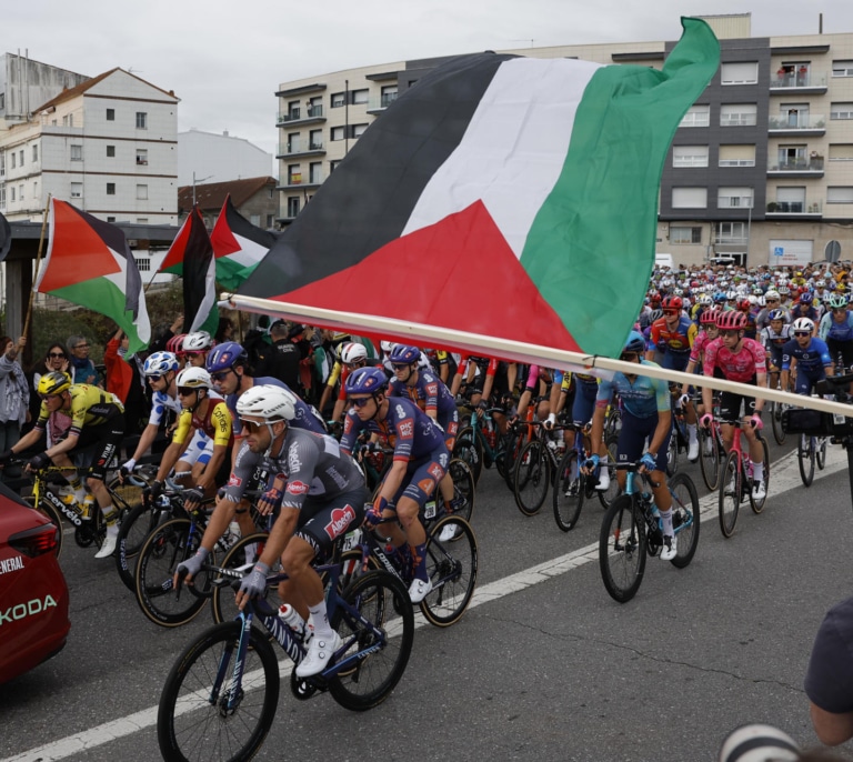 Nuevo boicot a la etapa de la Vuelta: decenas de manifestantes propalestinos cortan la carretera