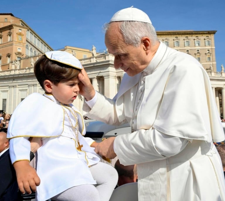 León XIV no cambiará la doctrina de la Iglesia sobre matrimonio gay y sacerdocio femenino: "Hay una obsesión occidental por la sexualidad"