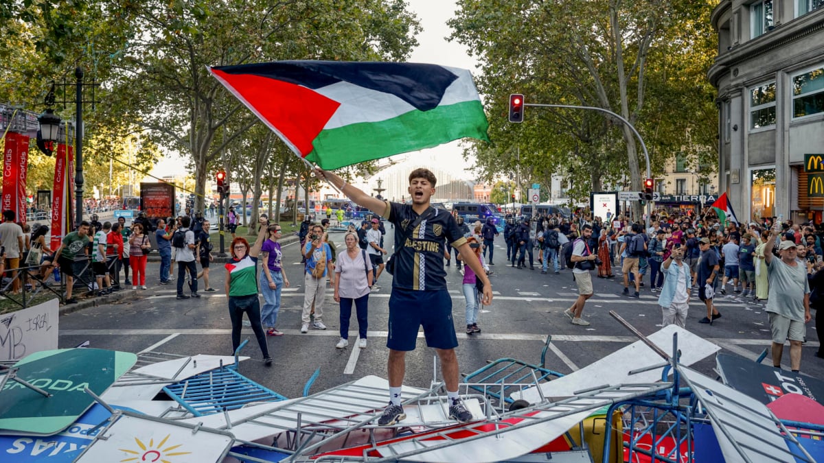 Manifestantes propalestinos cortan el recorrido de los ciclistas en el Paseo del Prado, este domingo, durante la última etapa de la Vuelta a España.