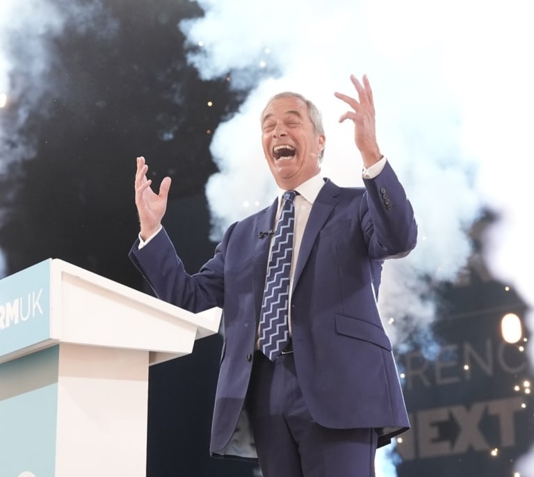 Nigel Farage en modo supervillano pone rumbo a Downing Street