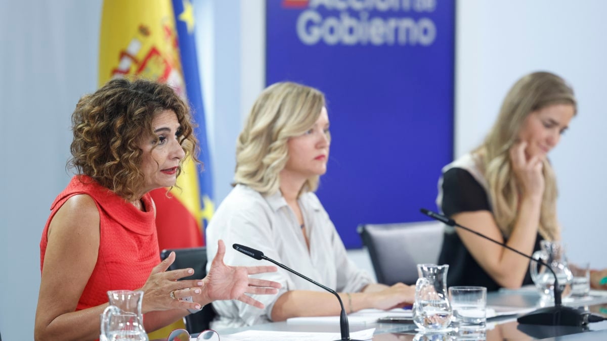 MADRID, 02/09/2025.-La ministra Portavoz, Pilar Alegría, María Jesús Montero, vicepresidenta primera y ministra de Hacienda, y Sara Aagesen, vicepresidenta tercera y ministra para la Transición Ecológica y el Reto Demográfico, durante la rueda de prensa posterior al Consejo de Ministros, este martes en Madrid.-EFE/ Chema Moya