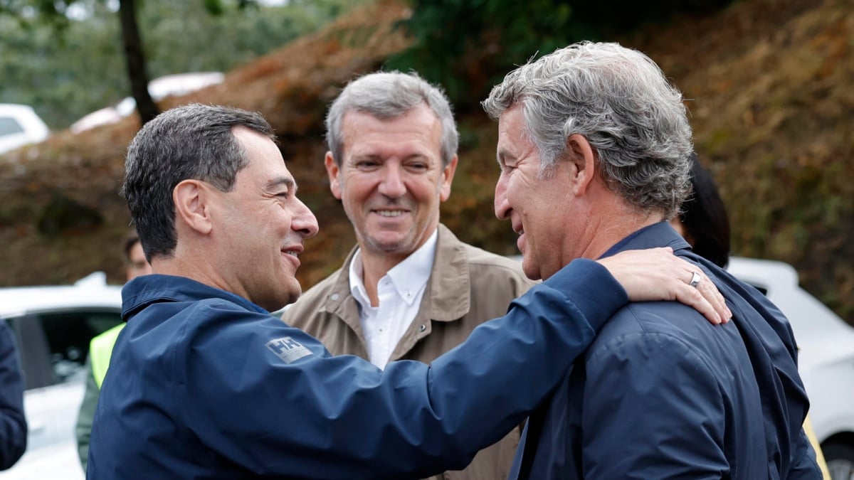 El presidente del PP, Alberto Núñez Feijóo (d), junto a los presidentes de Andalucía, Juanma Moreno (i), y el de Galicia, Alfonso Rueda (c), en la apertura del curso político en Cerdedo-Cotobade (Pontevedra)