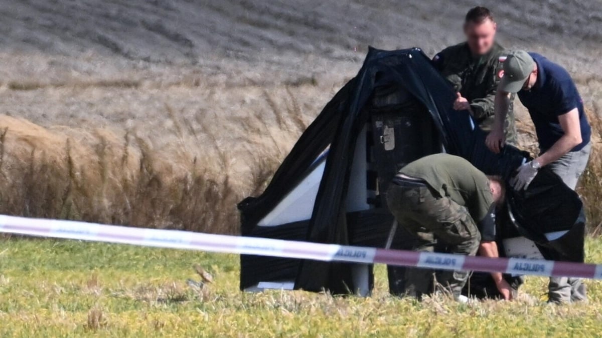 Investigadores polacos analizan los restos de los drones lanzados por Rusia.