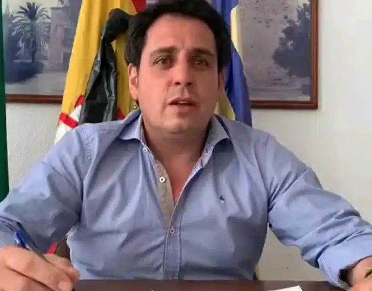 El PP exige la dimisión de su alcalde en Torremejía tras agredir a dos vecinos