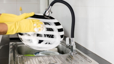 Por qué no deberías echar lavavajillas al estropajo antes de fregar los platos a mano