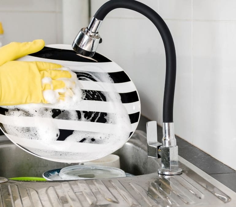 Por qué no deberías echar lavavajillas al estropajo antes de fregar los platos a mano