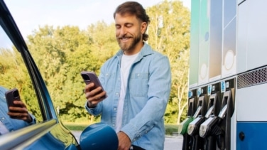 Esta es la multa que te pueden poner si usas el móvil mientras echas gasolina