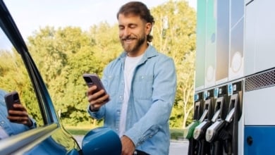 Esta es la multa que te pueden poner si usas el móvil mientras echar gasolina