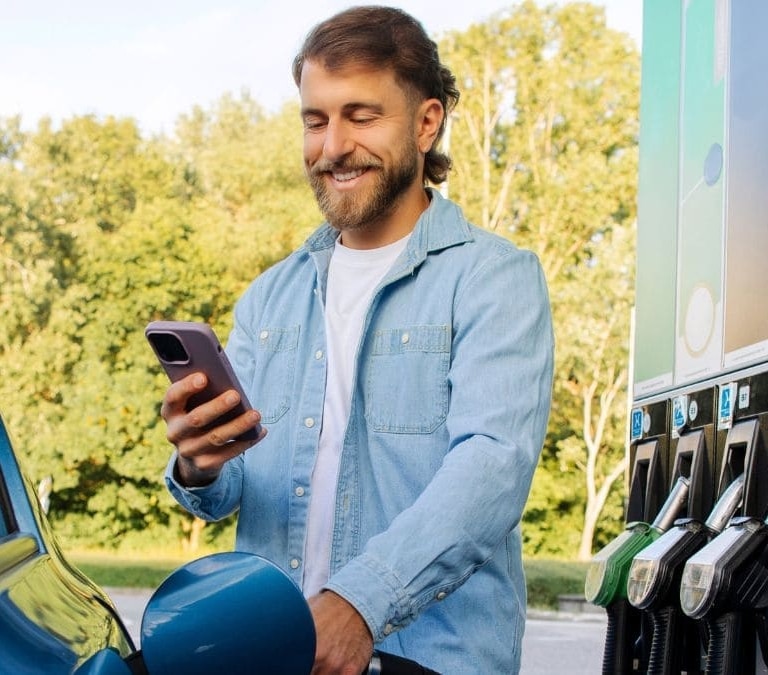 Esta es la multa que te pueden poner si usas el móvil mientras echas gasolina