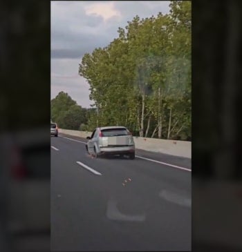 Una mujer circula sin dos de las ruedas de su coche durante [...]