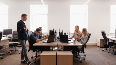 Cómo trabajar sentado de forma saludable