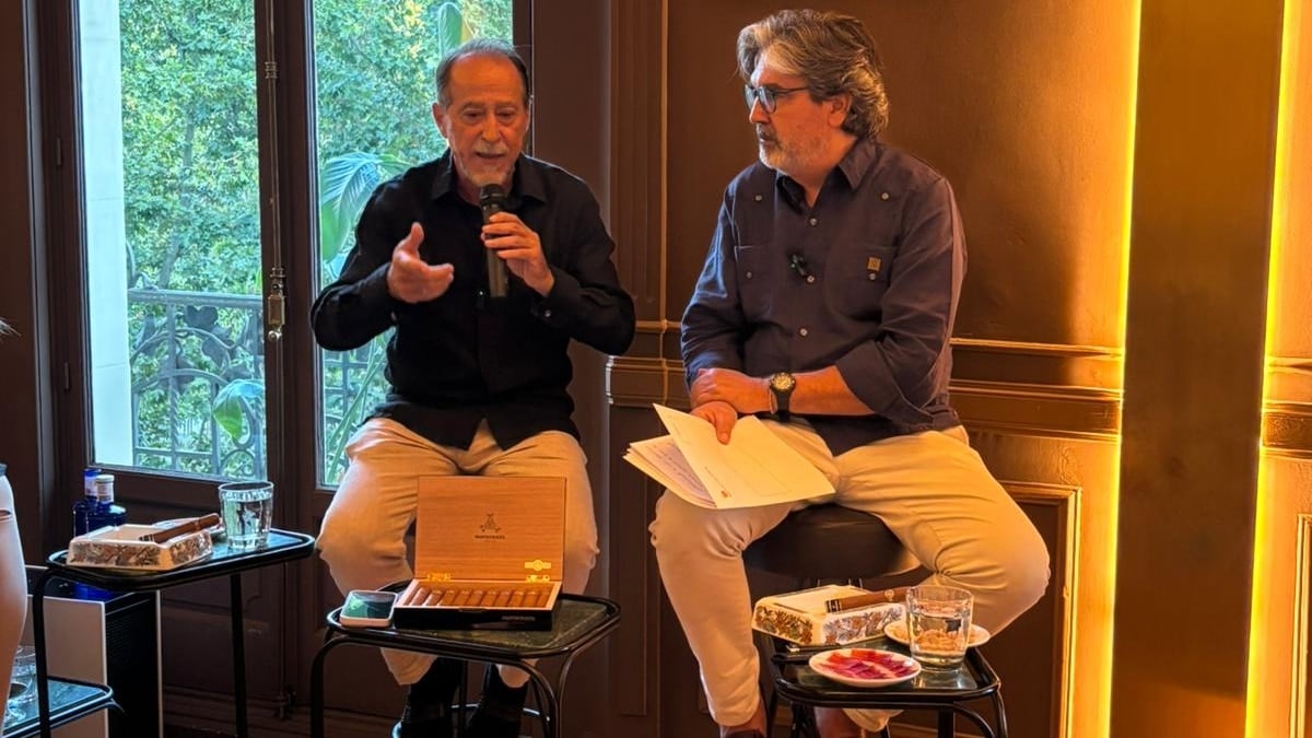 Luis Francisco Esplá toma la palabra en el Club Pasión Habanos.