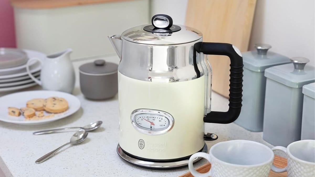 Comienza el día con tu bebida favorita con este hervidor de agua Russell que calienta el agua en sólo 55 segundos