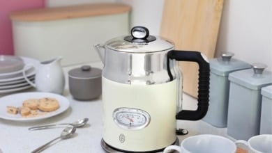 Comienza el día con tu bebida favorita con este hervidor de agua Russell que calienta el agua en sólo 55 segundos