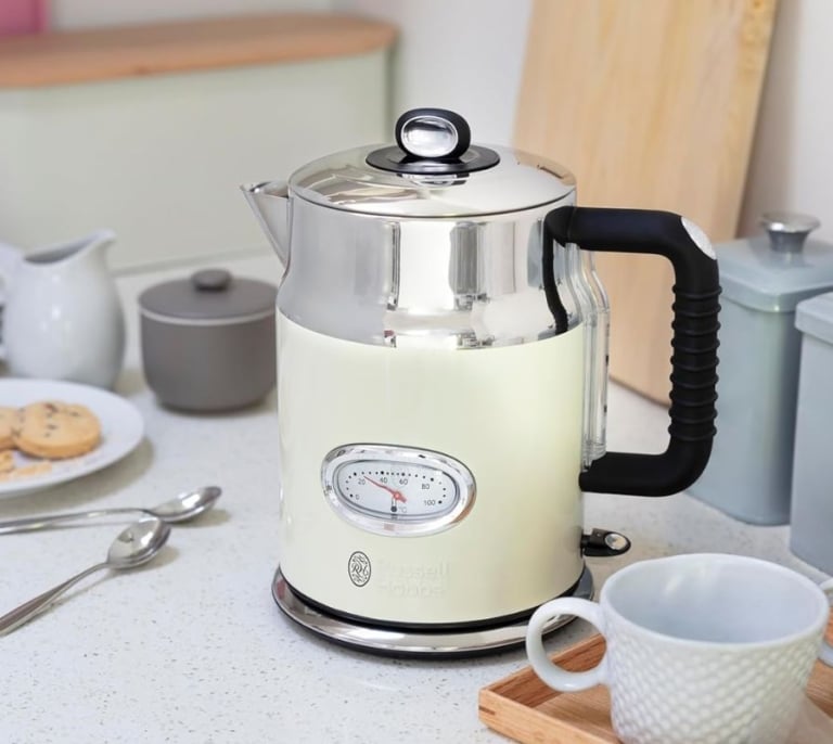 Comienza el día con tu bebida favorita con este hervidor de agua Russell que calienta el agua en sólo 55 segundos