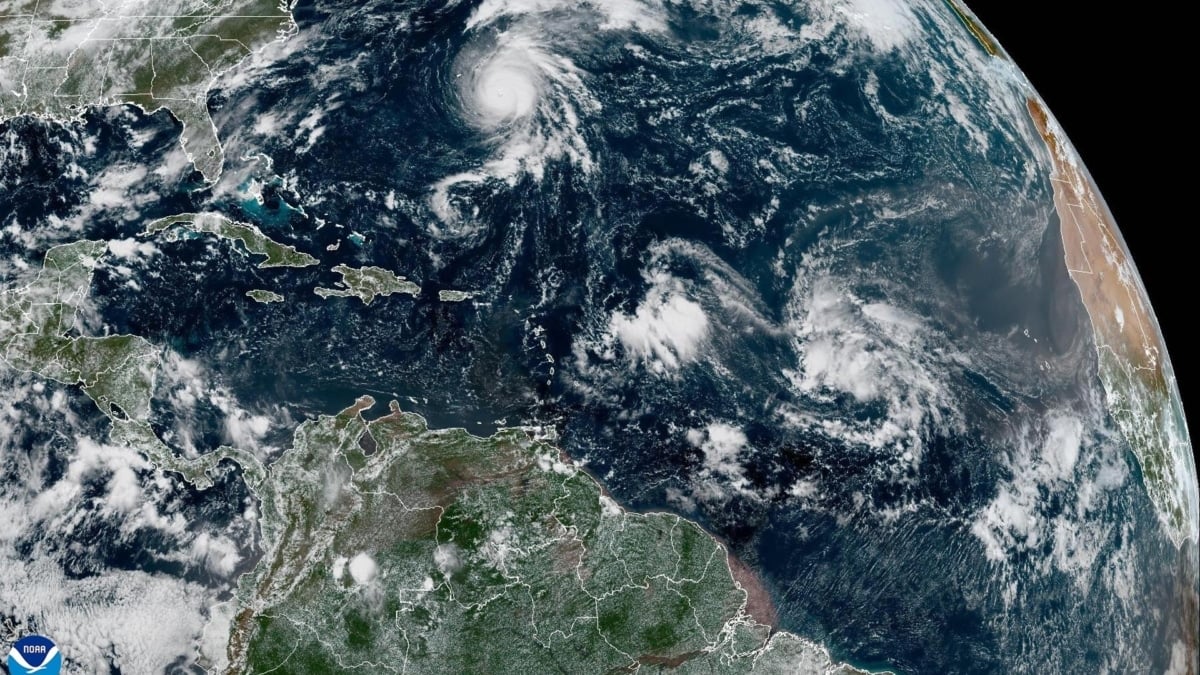 Fotografía satelital que muestra la localización del huracán Gabrielle en el Atlántico.