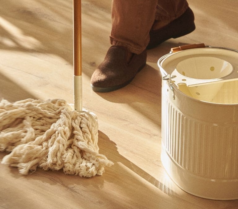 Ni amoniaco ni limpia suelos: el ingrediente que debes echar en el cubo de la fregona para tener un suelo limpio y brillante