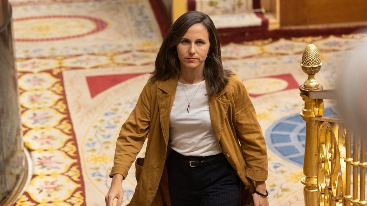 La secretaria general de Podemos y diputada, Ione Belarra, sale del hemiciclo del Congreso, este martes en la votación sobre las competencias de inmigración para Cataluña