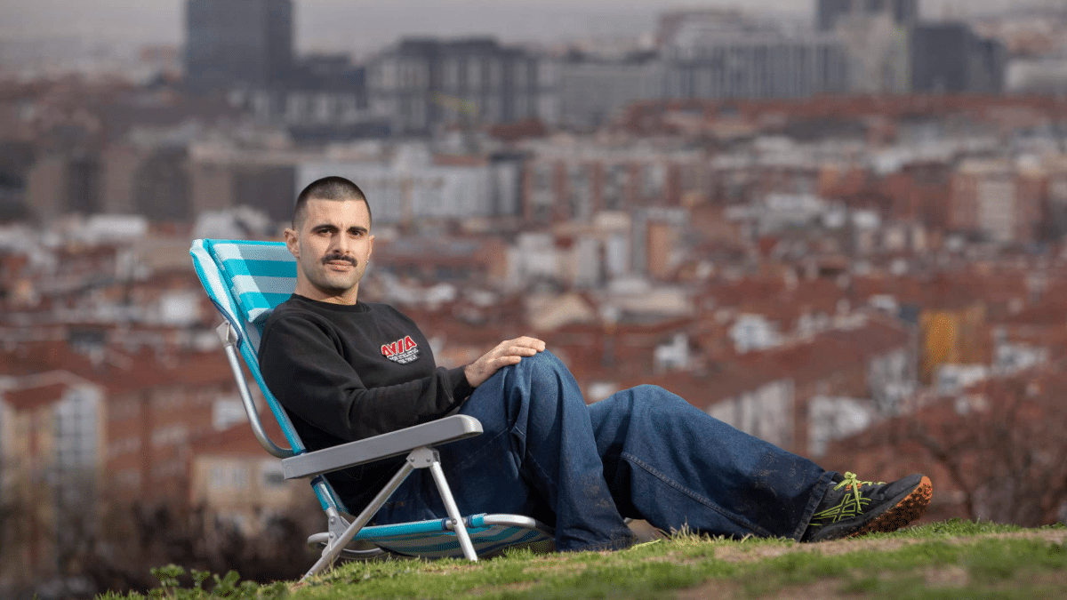 Juan Evaristo Valls tumbado en el Cerro del Tío Pío de Madrid.