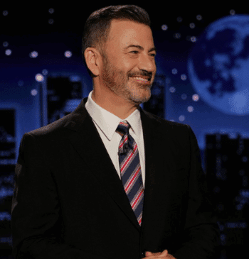 Un Jimmy Kimmel emocionado desafía a Trump y homenajea e Erika Kirk