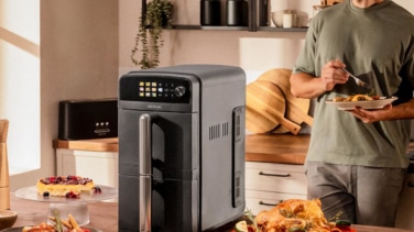Esta es la freidora de aire de Cecotec con diseño vertical que necesitas si tienes una cocina pequeña