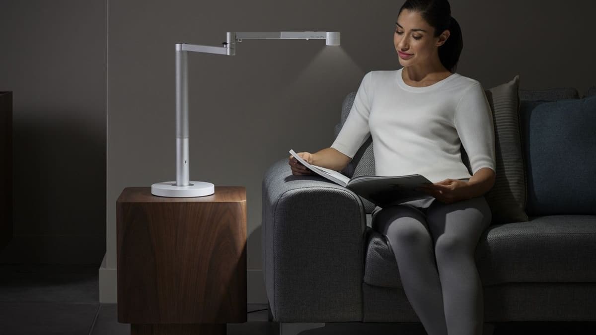 Esta es la lámpara de mesa de Dyson súper versátil ¡y súper rebajada!
