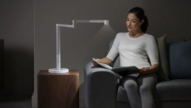 Esta es la lámpara de mesa de Dyson súper versátil ¡y súper rebajada!