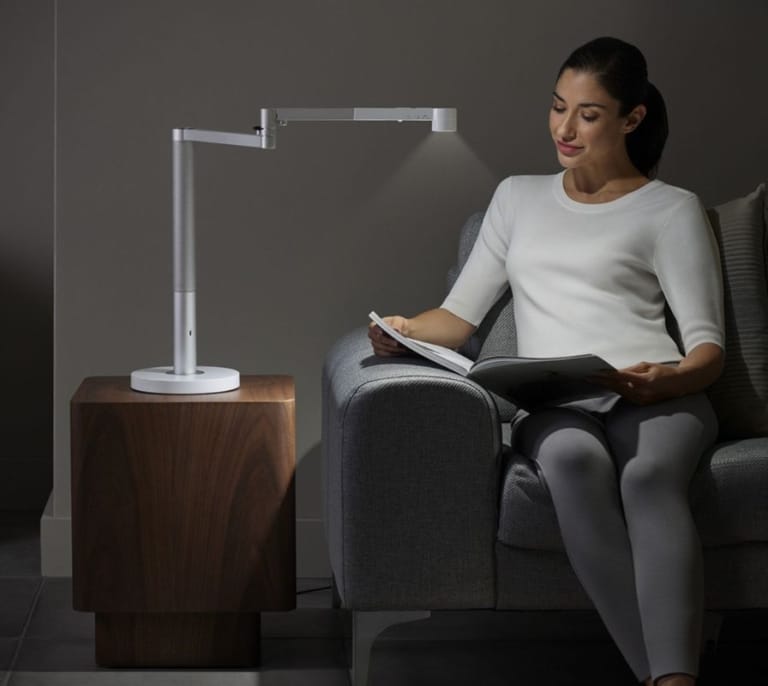 Esta es la lámpara de mesa de Dyson súper versátil ¡y súper rebajada!