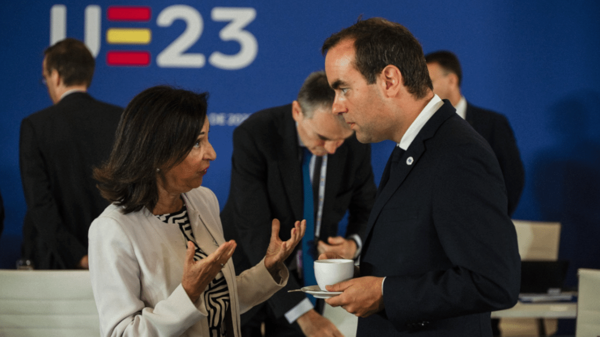 Margarita Robles y Sébastien Lecornu durante la Cumbre Europea de Defensa celebrada en Toledo durante la presidencia española del Consejo de la UE, el 30 de agosto de 2023.