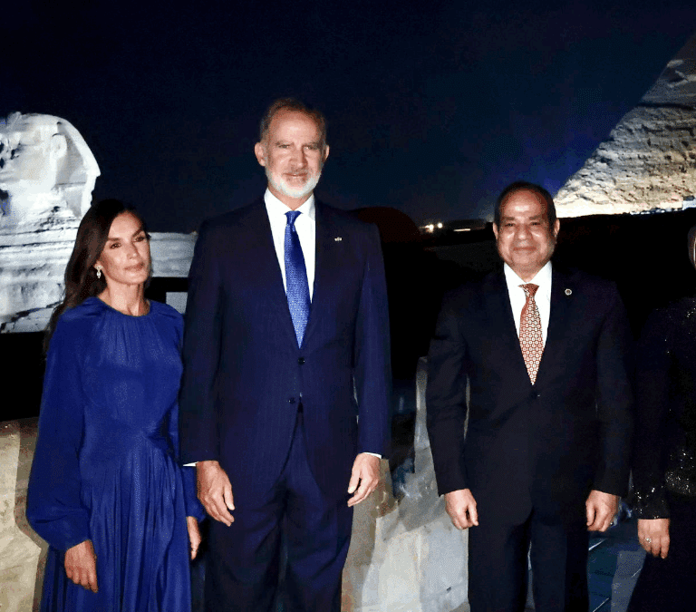 Letizia se viste a lo Kate Middleton en su cena con vistas a las pirámides