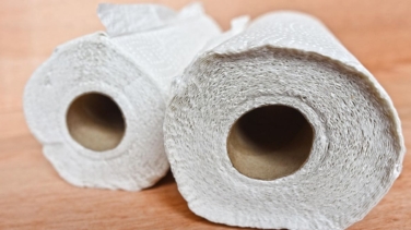 Es bastante común y lo estás haciendo mal: lo que nunca debes limpiar con papel de cocina