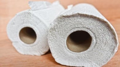 Es bastante común y lo estás haciendo mal: lo que nunca debes limpiar con papel de cocina