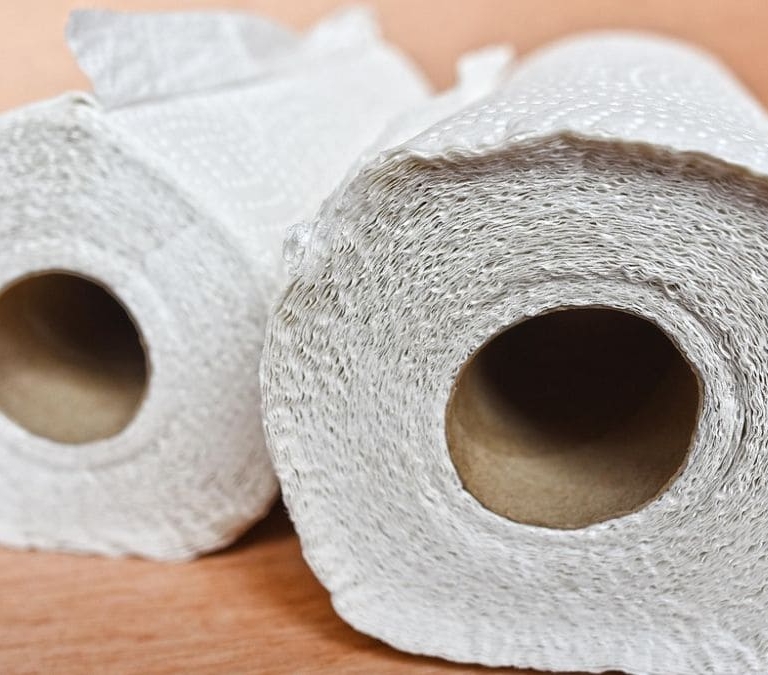 Es bastante común y lo estás haciendo mal: lo que nunca debes limpiar con papel de cocina