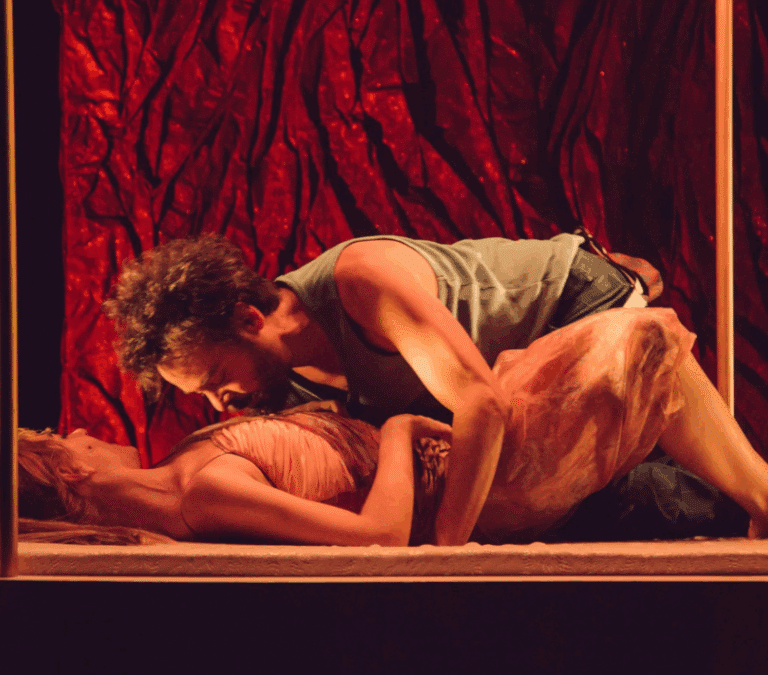 'Los amores feroces': teatralizar la poesía