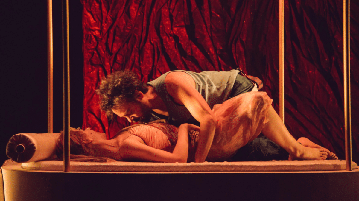 Lucía Quintana y Leonardo Ortizgris en una escena de 'Los amores feroces'.