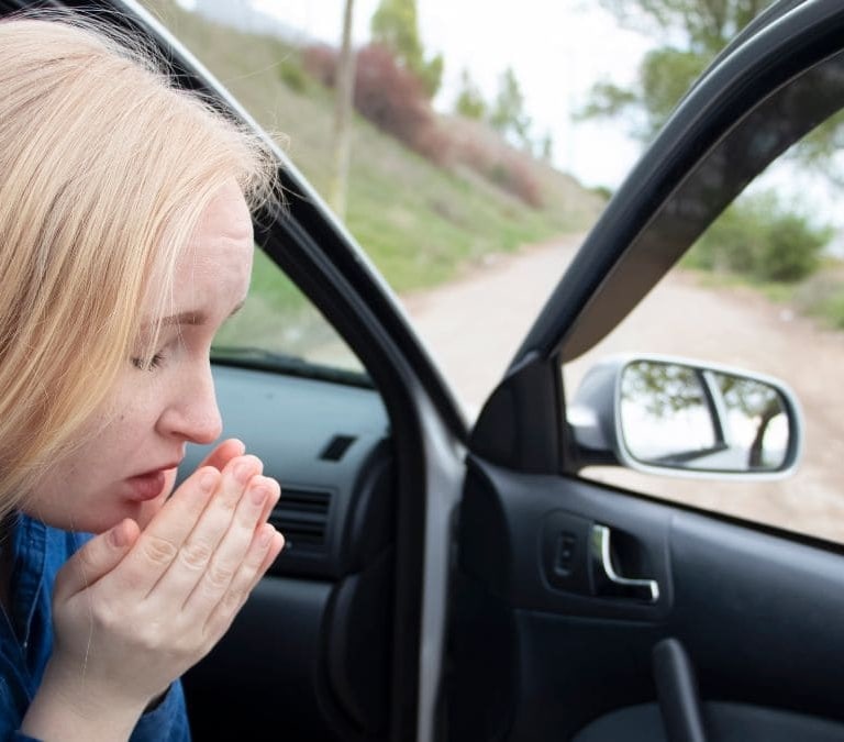 Esto es lo que debes hacer si te mareas habitualmente en el coche