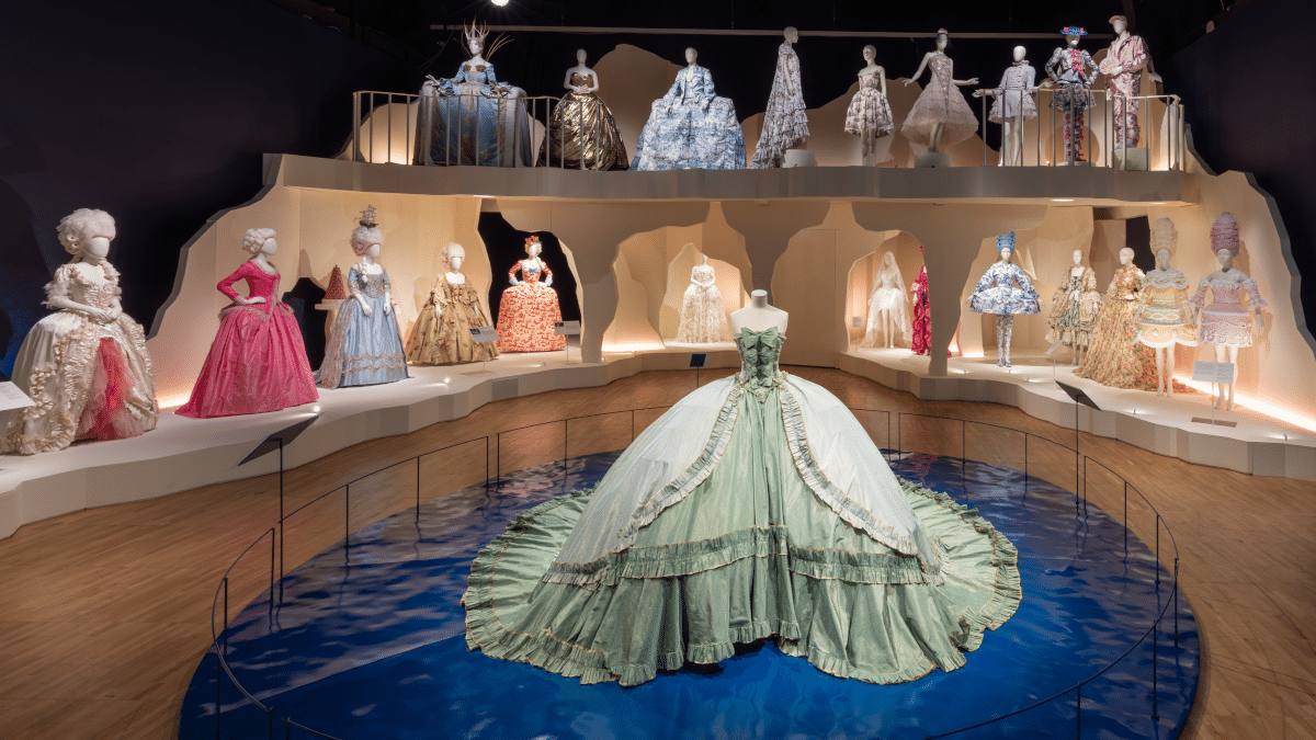 Panorama de la exposición 'Marie Antoinette Style' en el V&A.